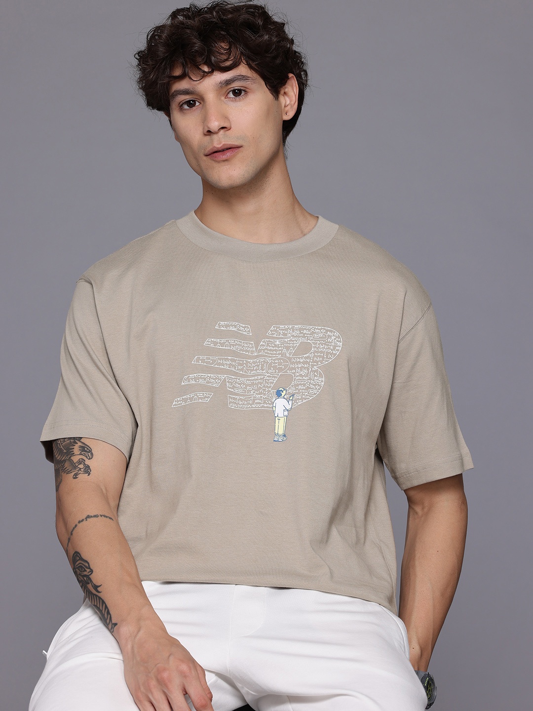 

New Balance Brand Logo Print Drop-Shoulder Sleeves Cotton Longline T-Shirt, Taupe
