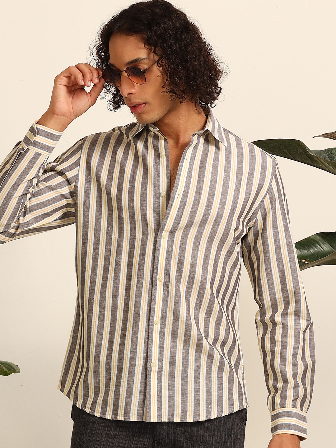 

THINC Men Spread Collar Vertical Striped Linen Casual Shirt, White