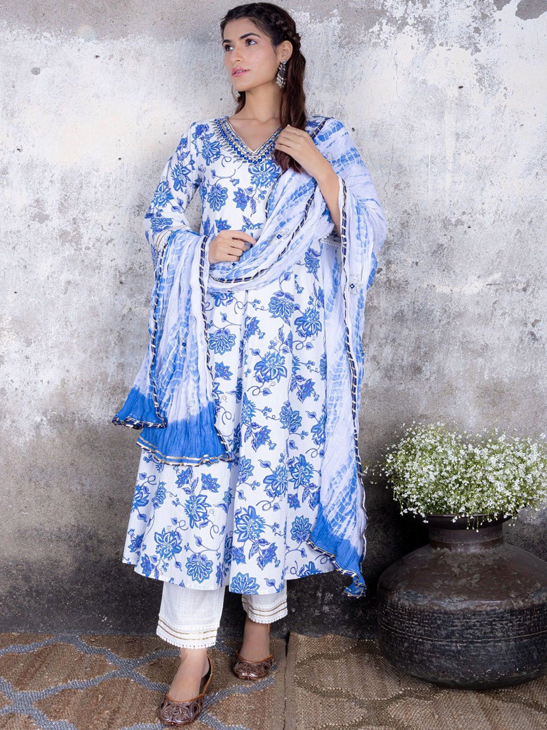

Maitri Jaipur Floral Printed V-Neck A-Line Pure Cotton Kurta With Palazzo & Dupatta, Blue