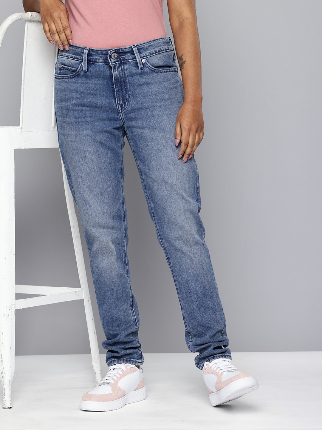 

Levis Women 711 Skinny Fit Light Fade Stretchable Jeans, Blue
