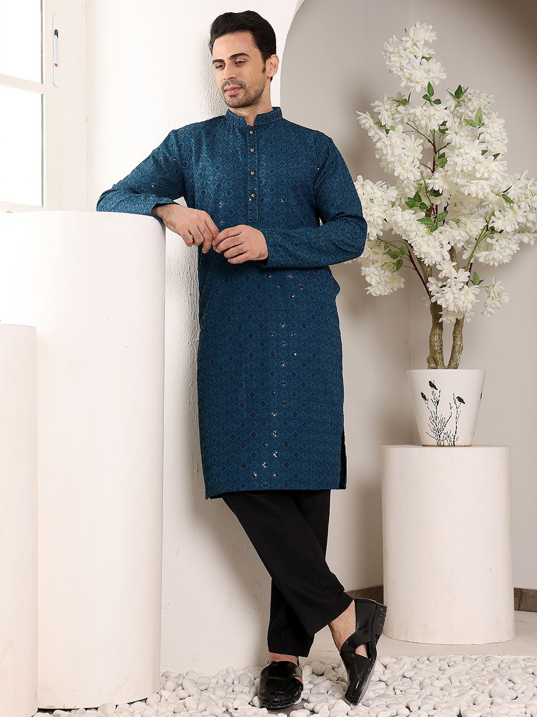 

MULTI SHADES Geometric Embroidered Mandarin Collar Sequinned Straight Kurta, Blue