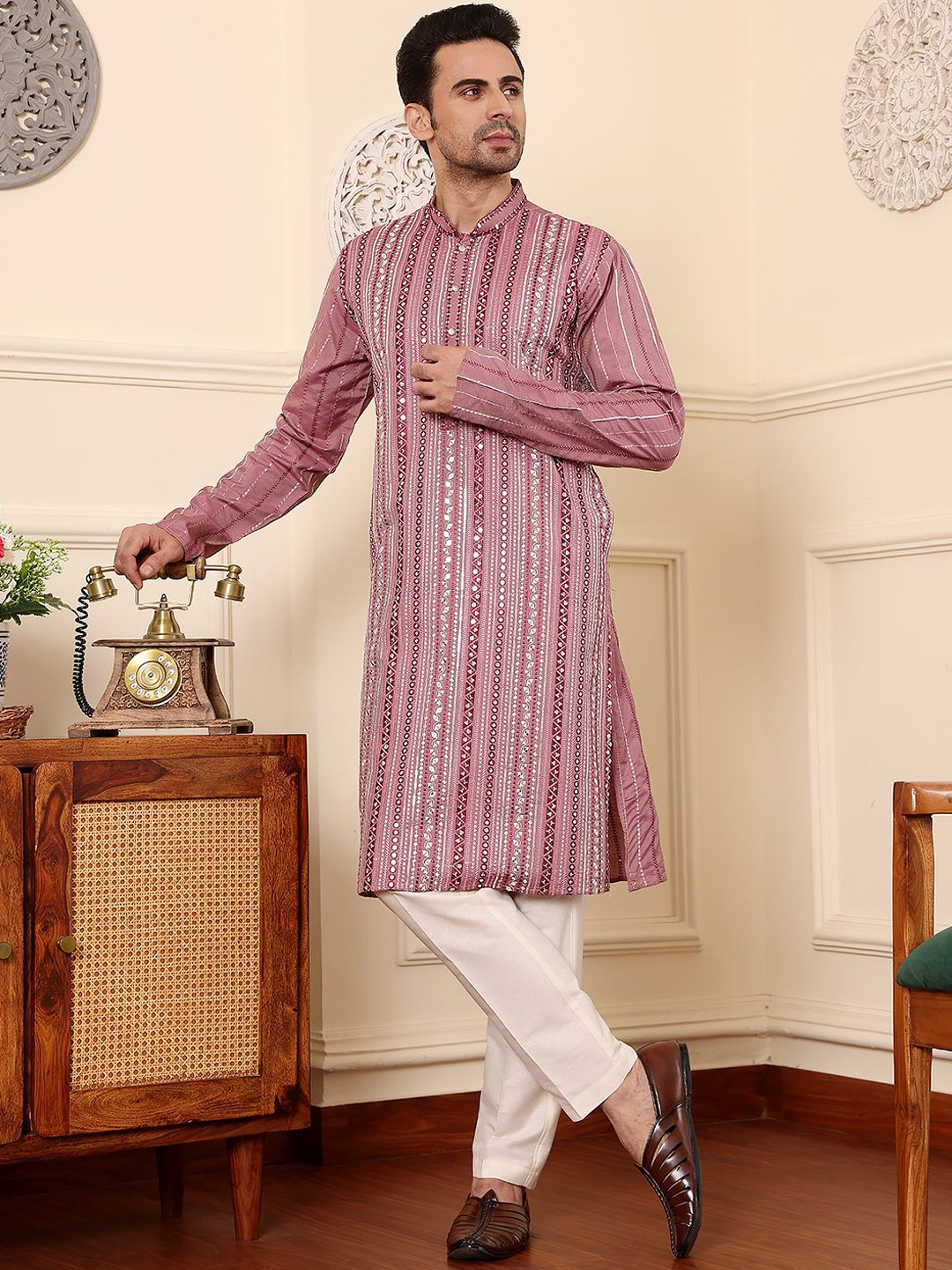 

MULTI SHADES Ethnic Motifs Embroidered Mirror Work Straight Kurta, Pink