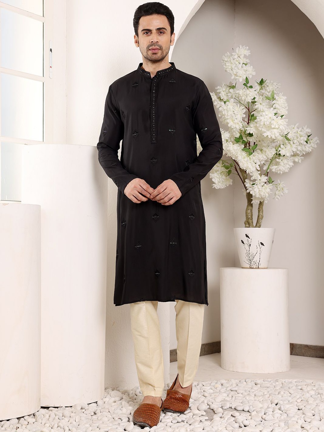 

MULTI SHADES Men Ethnic Motifs Embellished Thread Work Kurta, Black