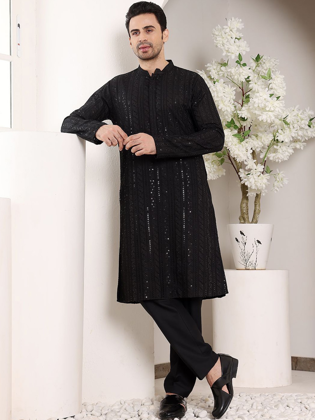 

MULTI SHADES Geometric Embroidered Mandarin Collar Sequinned Straight Kurta, Black