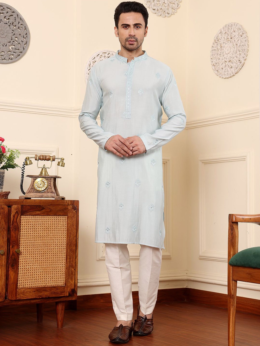 

MULTI SHADES Ethnic Motifs Embroidered Mandarin Collar Sequinned Straight Kurta, Blue