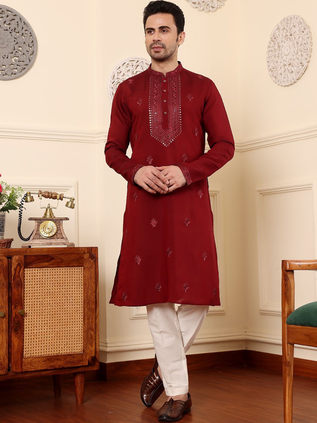 

MULTI SHADES Ethnic Motifs Embroidered Mandarin Collar Sequinned Straight Kurta, Maroon