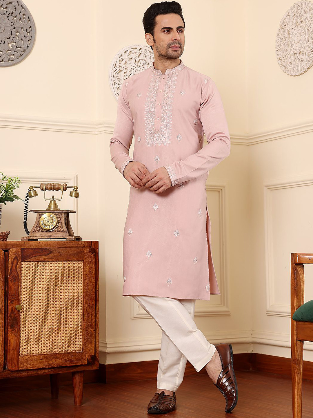

MULTI SHADES Men Ethnic Motifs Embellished Thread Work Kurta, Pink