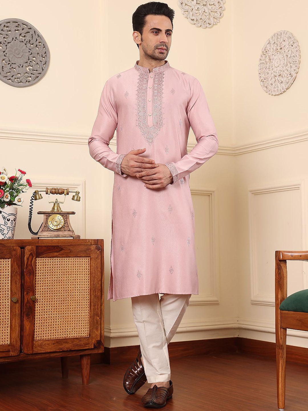 

MULTI SHADES Ethnic Motifs Embroidered Mandarin Collar Straight Kurta, Pink