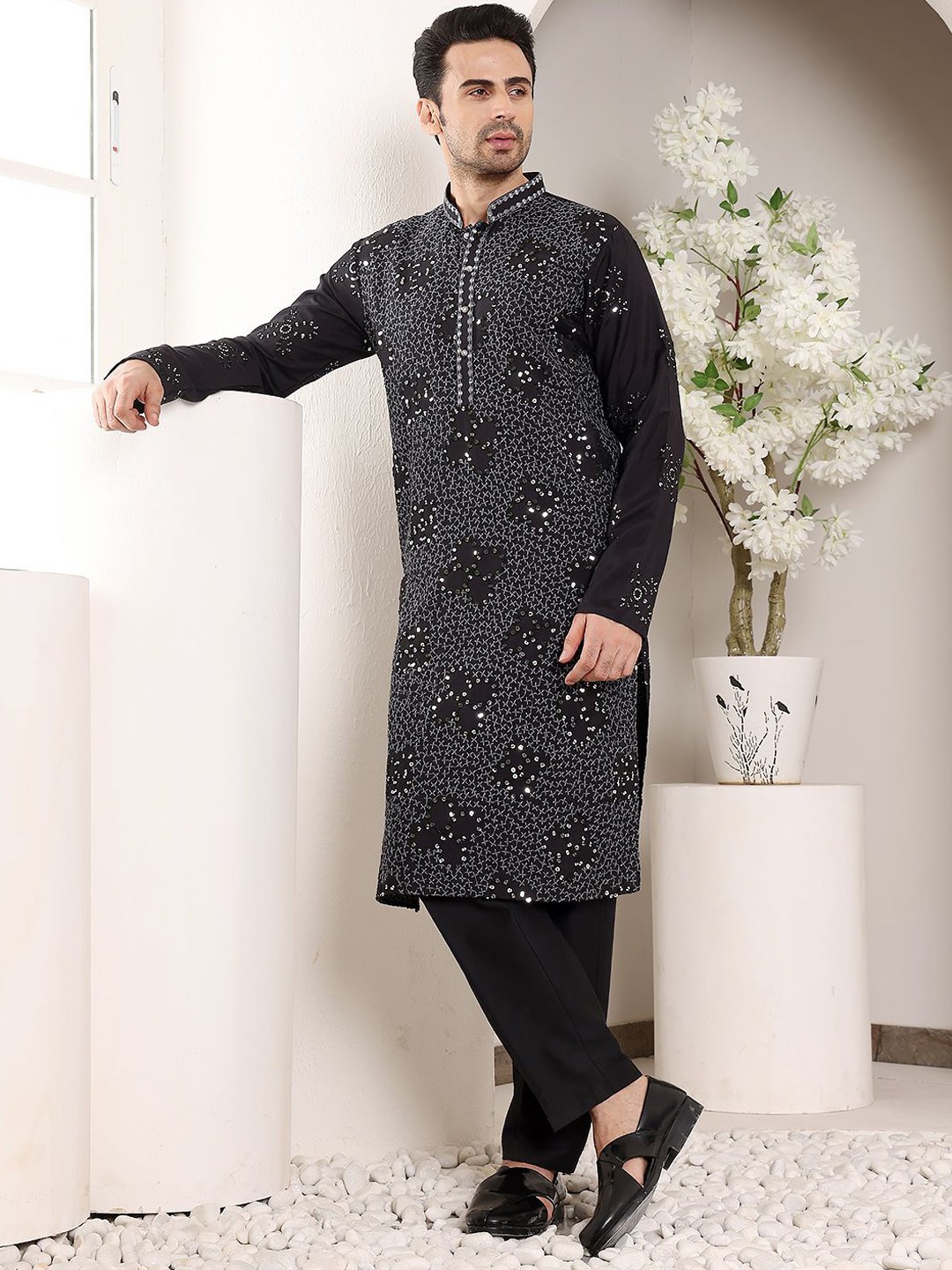 

MULTI SHADES Geometric Embroidered Sequinned Straight Kurta, Black