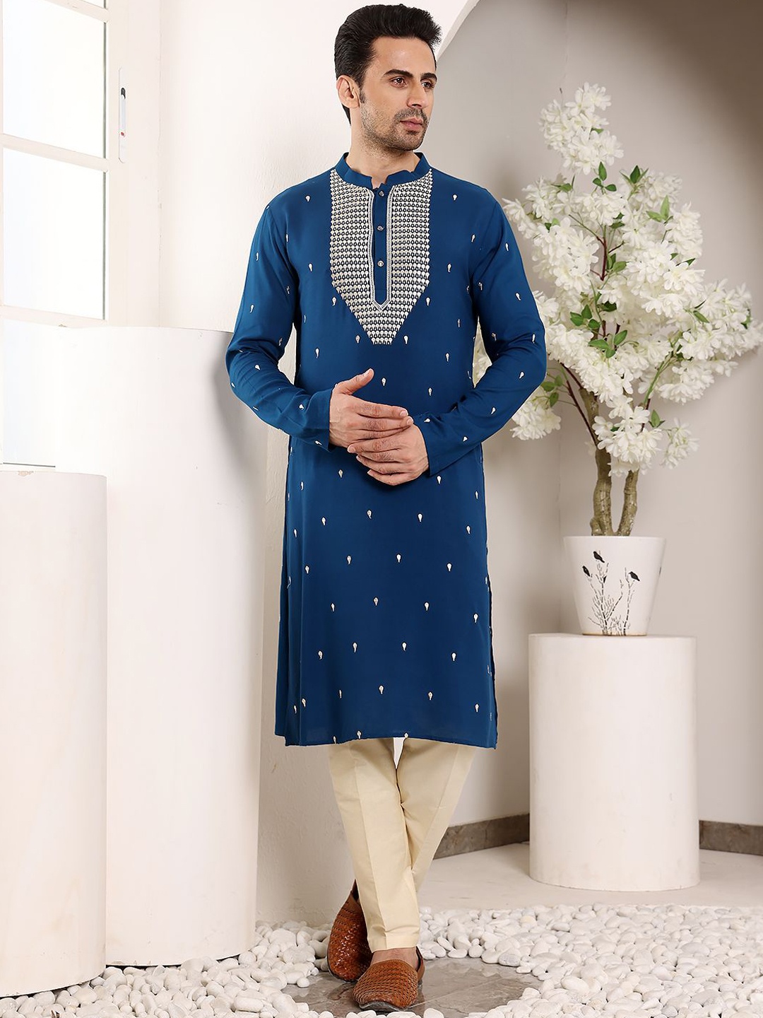 

MULTI SHADES Men Ethnic Motifs Embellished Thread Work Kurta, Black