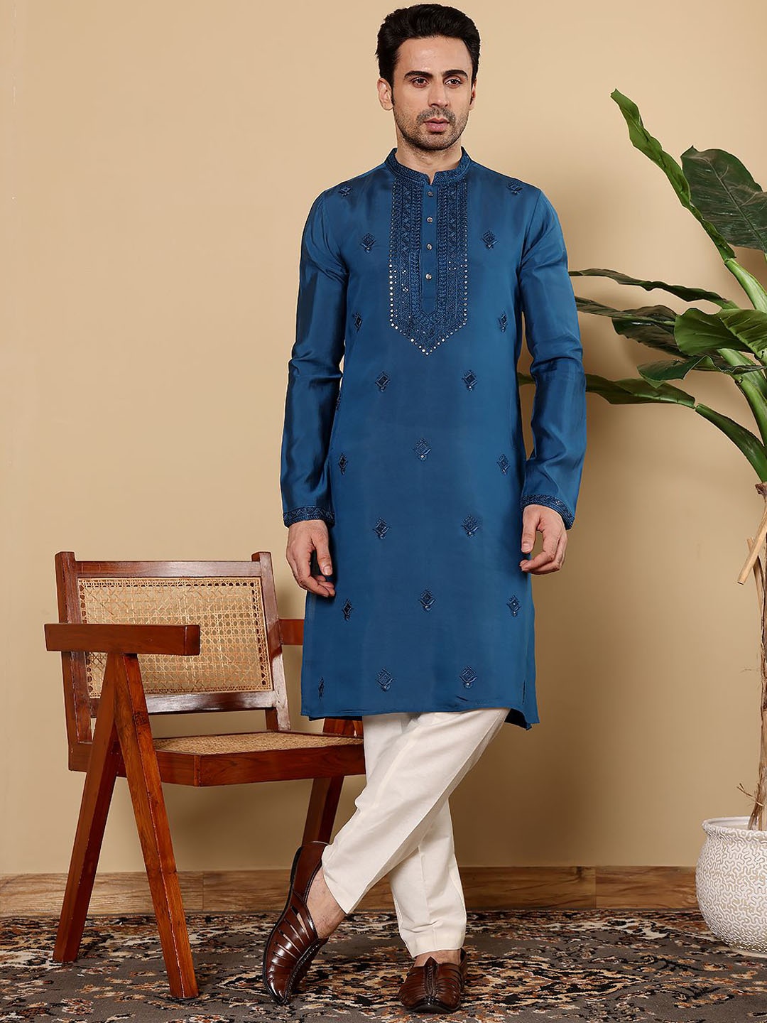 

MULTI SHADES Ethnic Motifs Embroidered Mandarin Collar Sequinned Straight Kurta, Blue