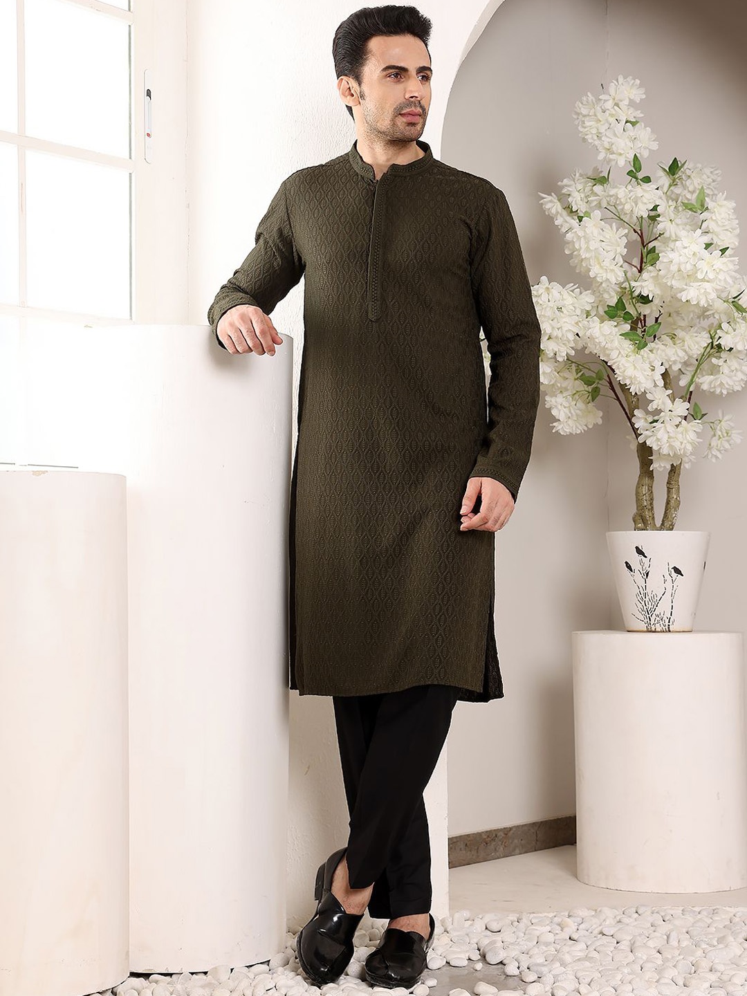 

MULTI SHADES Ethnic Motifs Embroidered Thread Work Straight Kurta, Olive