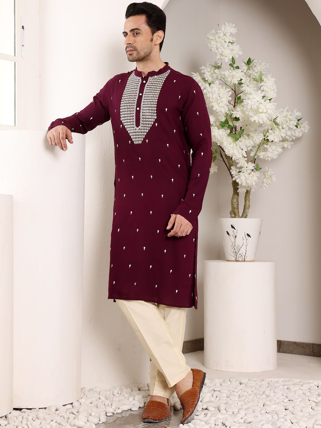 

MULTI SHADES Men Ethnic Motifs Embellished Thread Work Kurta, Maroon