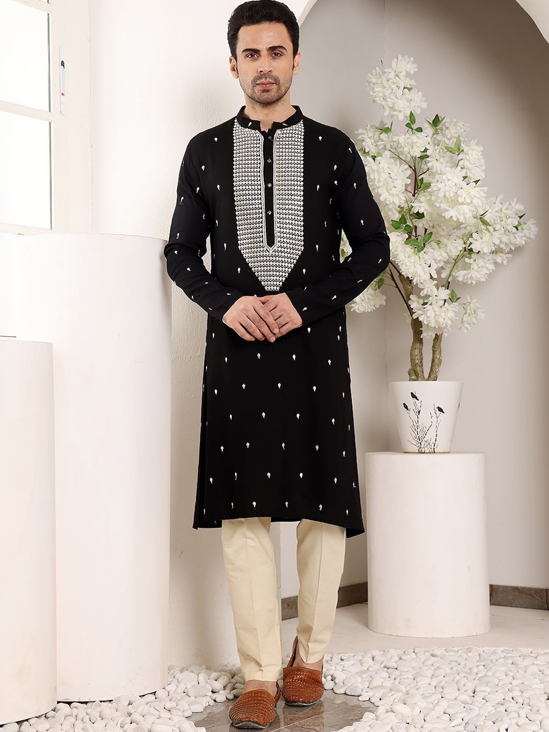 

MULTI SHADES Men Ethnic Motifs Embellished Thread Work Kurta, Black