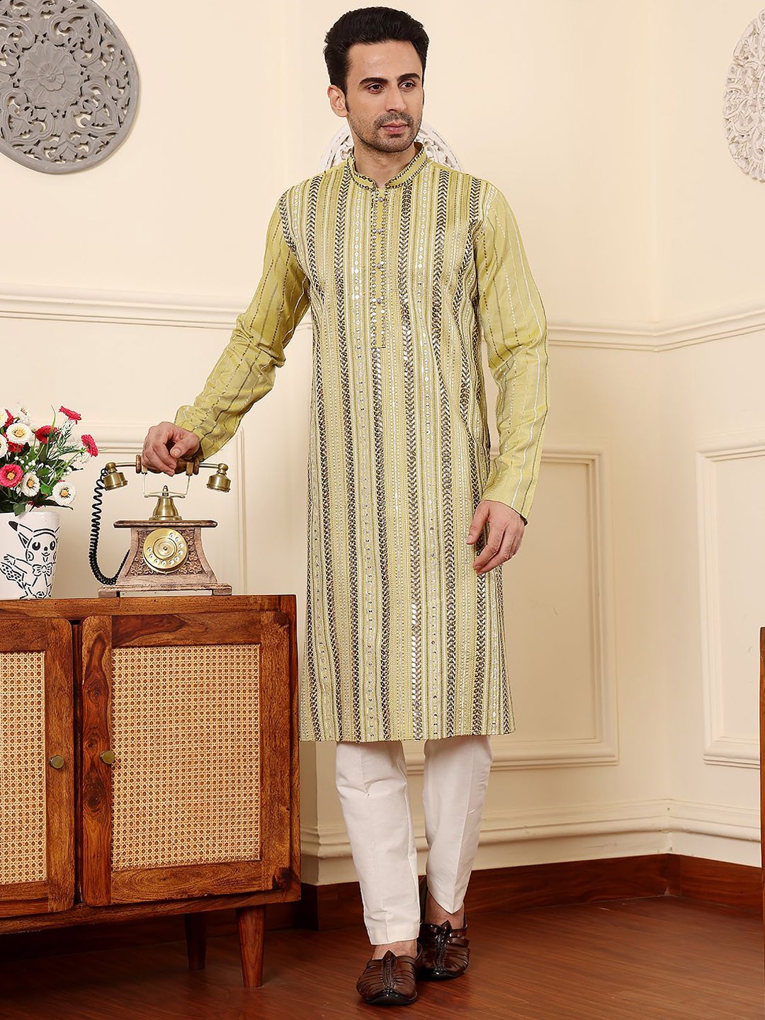 

MULTI SHADES Ethnic Motifs Embroidered Mirror Work Straight Kurta, Green