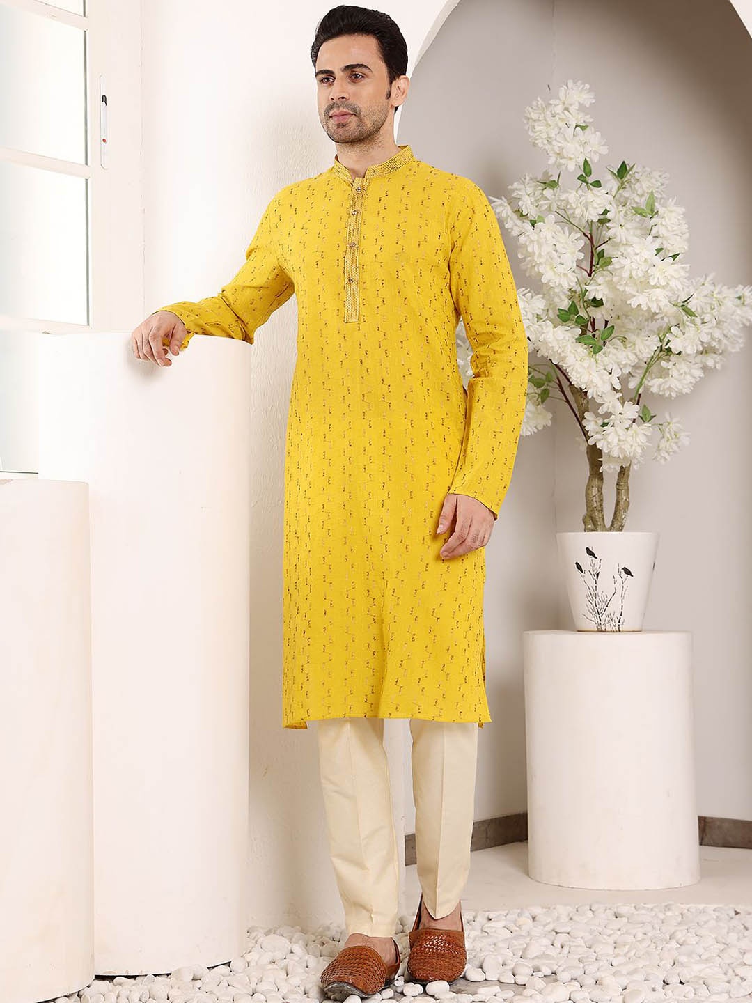 

MULTI SHADES Geometric Embroidered Cotton Straight Kurta, Yellow