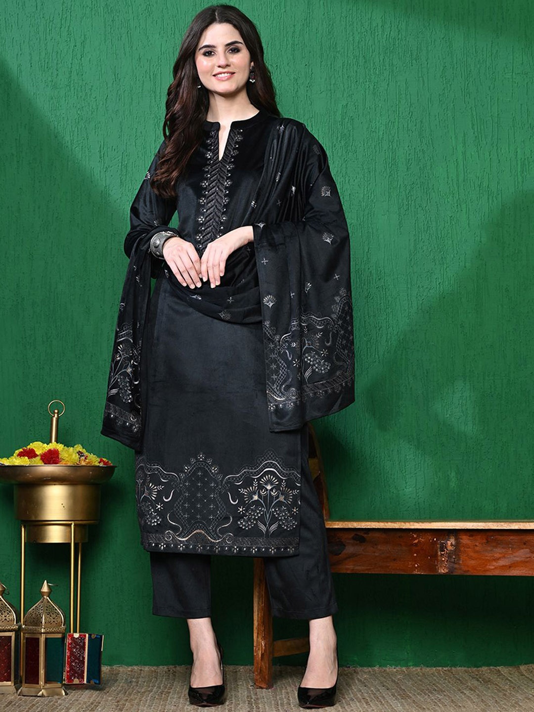 

Sangria Floral Printed Velvet Straight Kurta & Trousers With Dupatta, Black