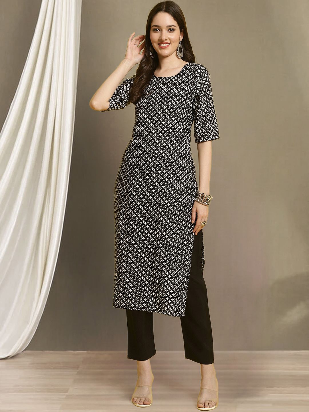 

7Threads Floral Printed Round Neck Straight Kurta with Trousers, Black
