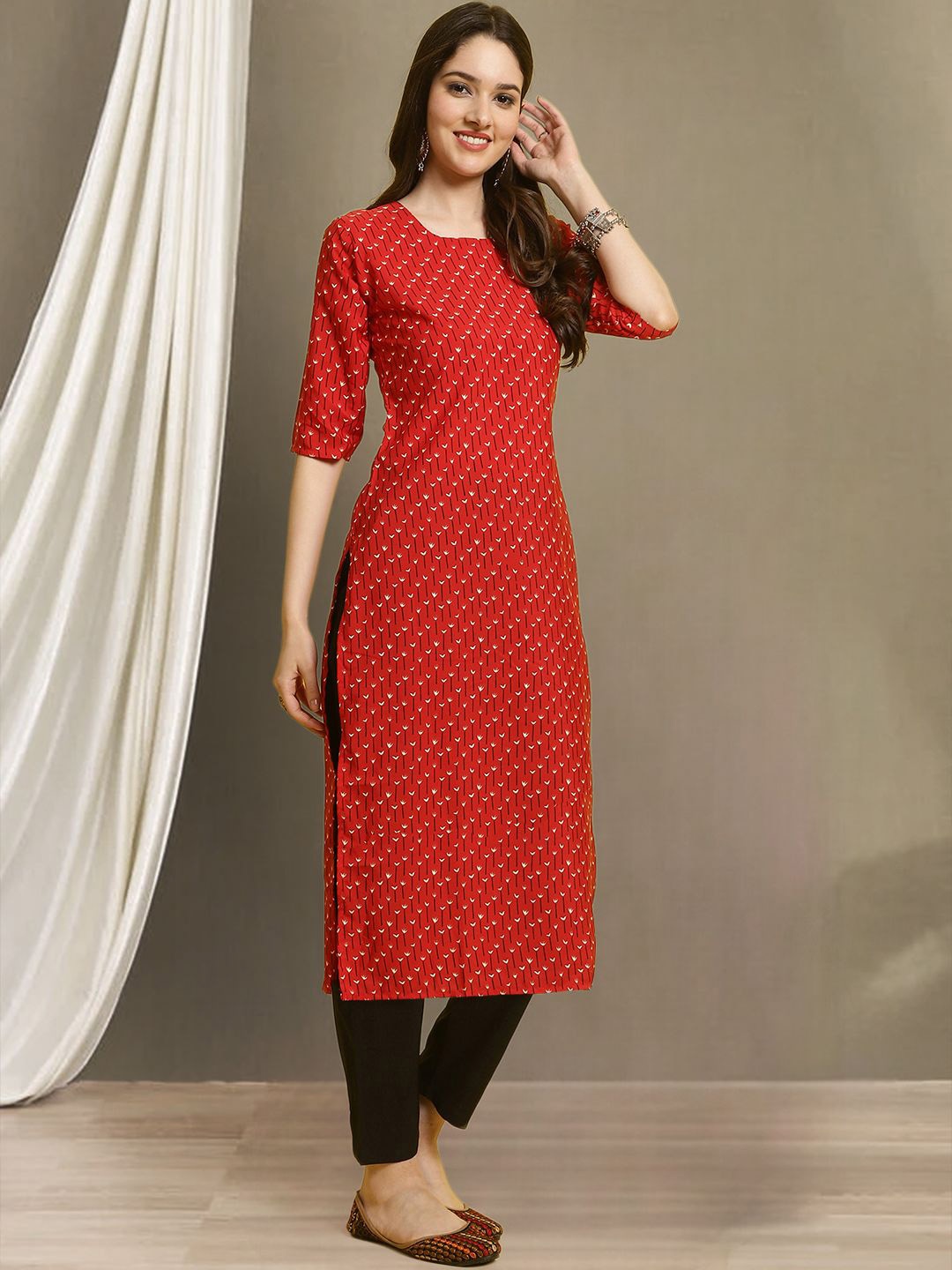 

7Threads Floral Printed Round Neck Straight Kurta with Trousers, Red