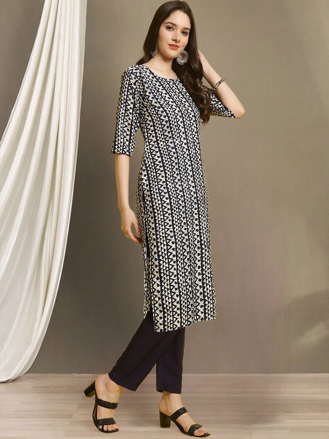 

7Threads Geometric Printed Round Neck Straight Kurta with Trousers, Off white