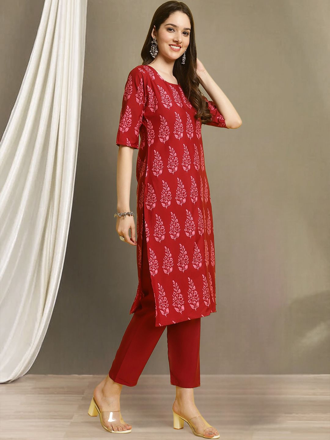

7Threads Paisley Printed Round Neck Straight Kurta with Trousers, Pink