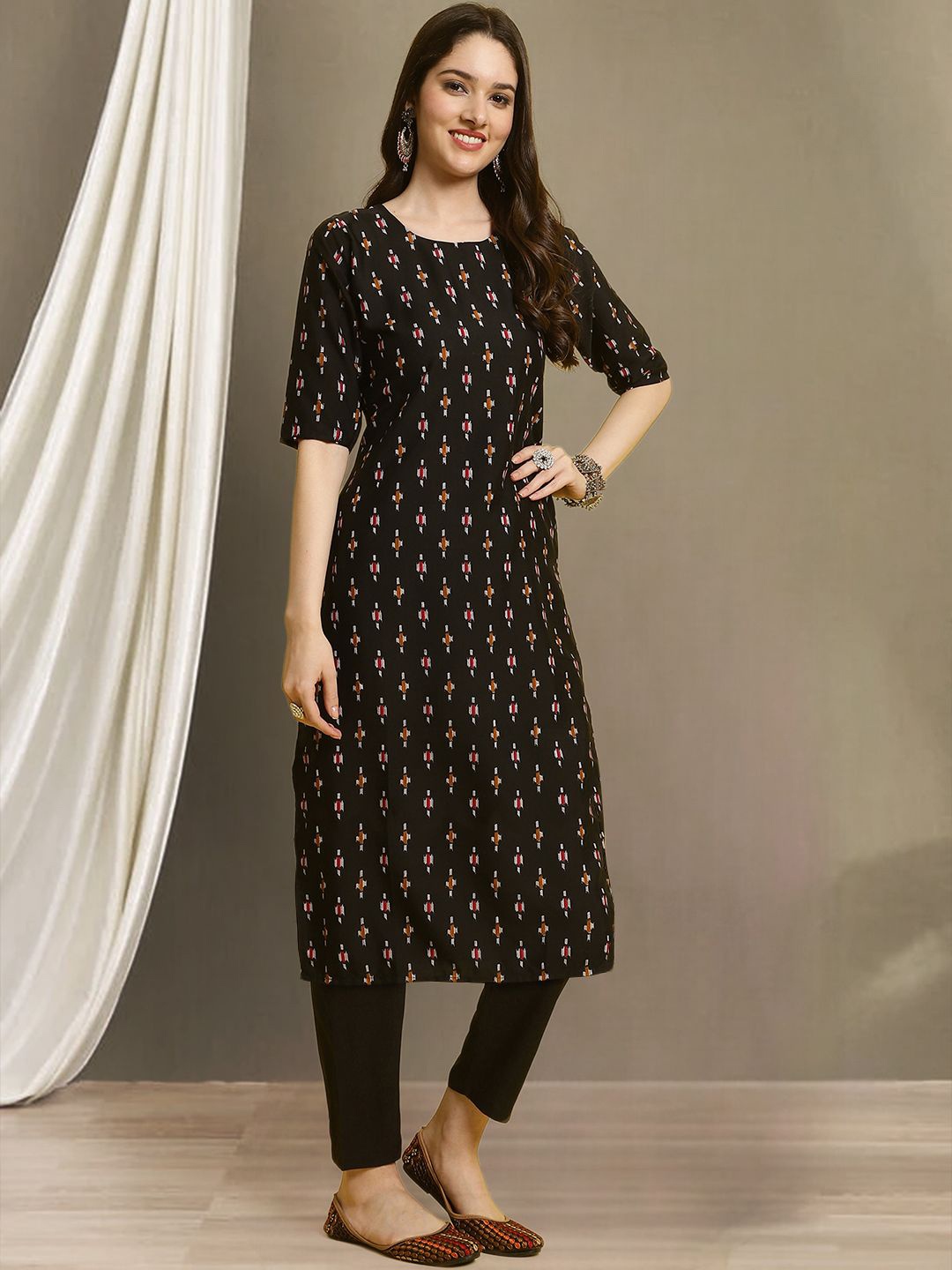 

7Threads Ethnic Motifs Printed Round Neck Straight Kurta with Trousers, Black