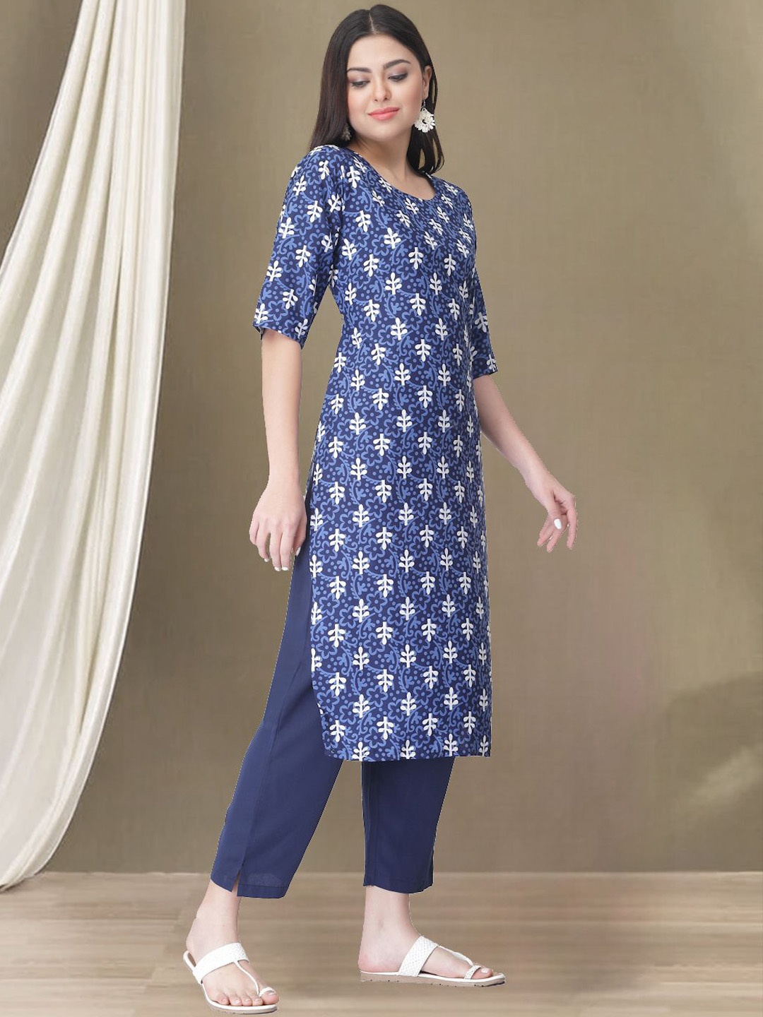 

7Threads Floral Printed Round Neck Straight Kurta With Trousers, Blue