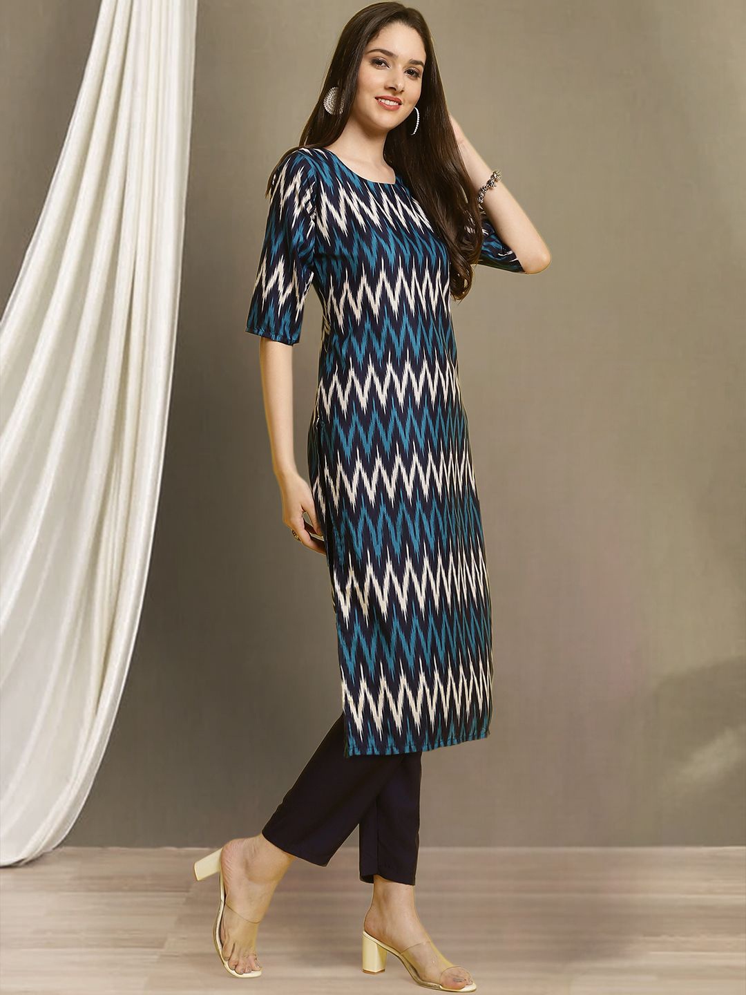 

7Threads Chevron Printed Round Neck Straight Kurta with Trousers, Blue