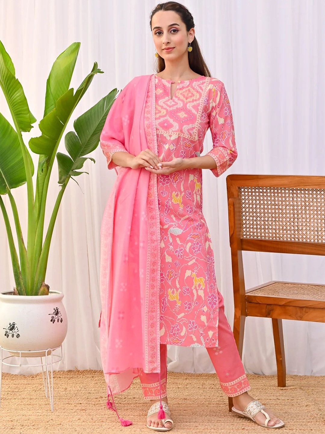 

STYLERIUM Floral Printed Straight Kurta with Trousers & Dupatta, Pink