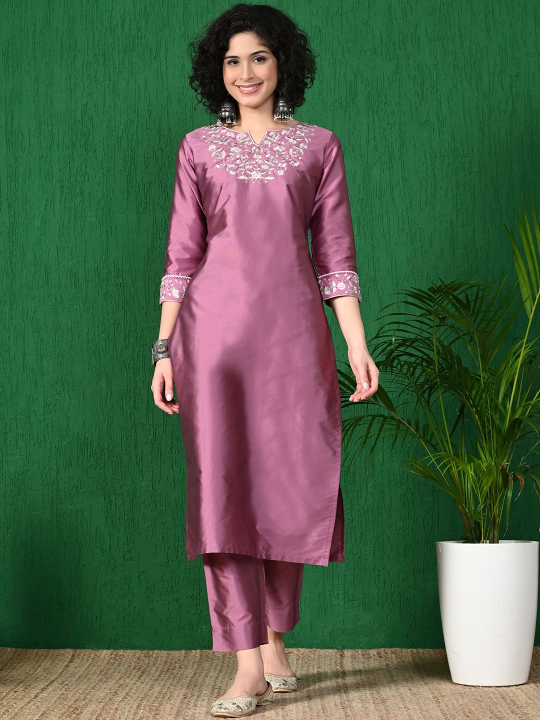 

Sangria Floral Embroidered Straight Kurta With Trousers, Mauve