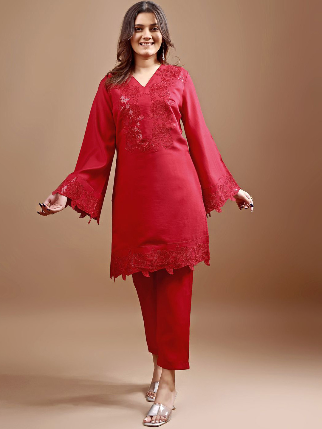 

Tikhi Imli Embellished V-Neck Long Sleeves Tunic With Trouser, Red