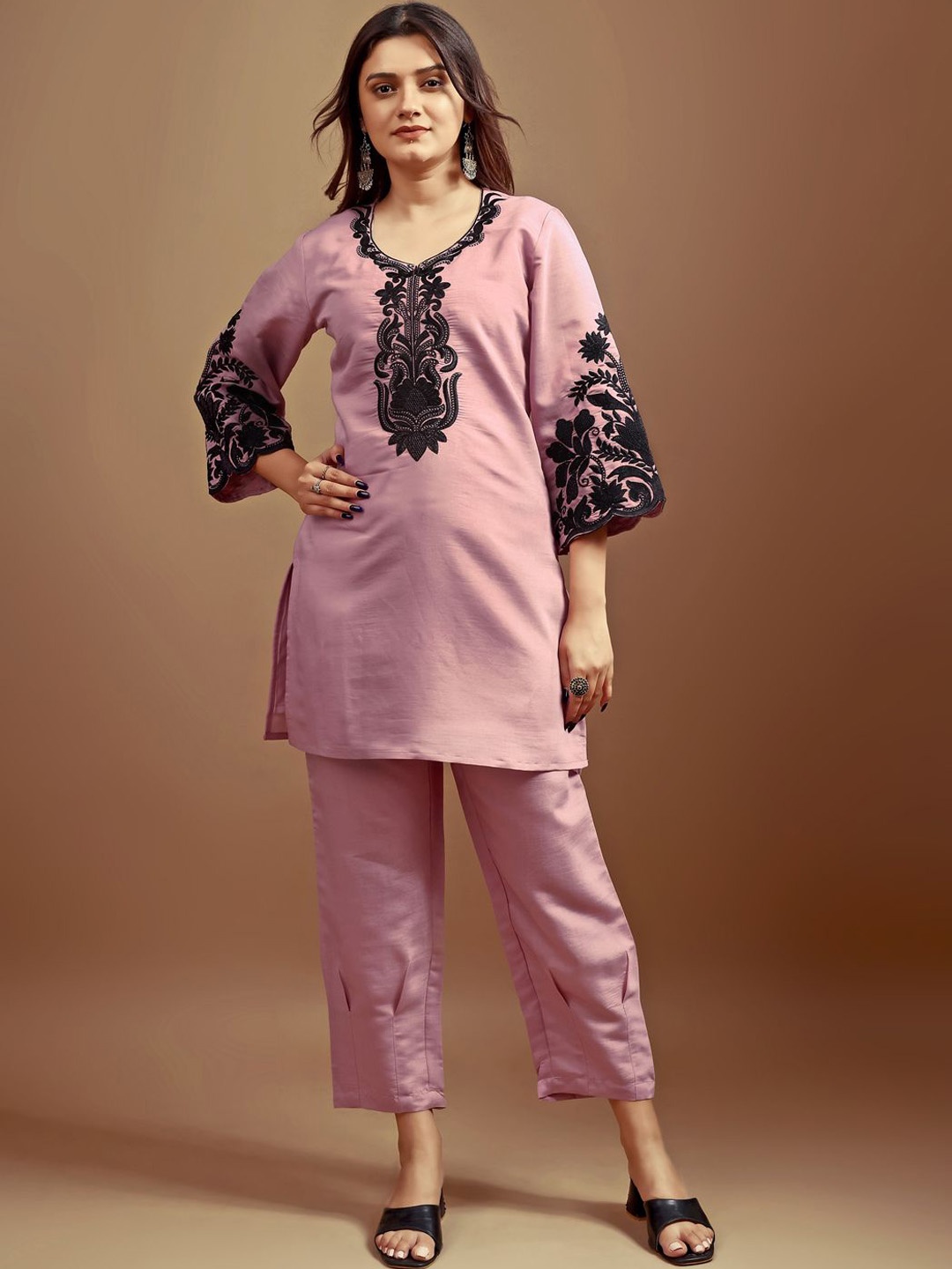 

Tikhi Imli Embroidered V-Neck Three-Quarter Sleeves Tunic With Trouser, Mauve