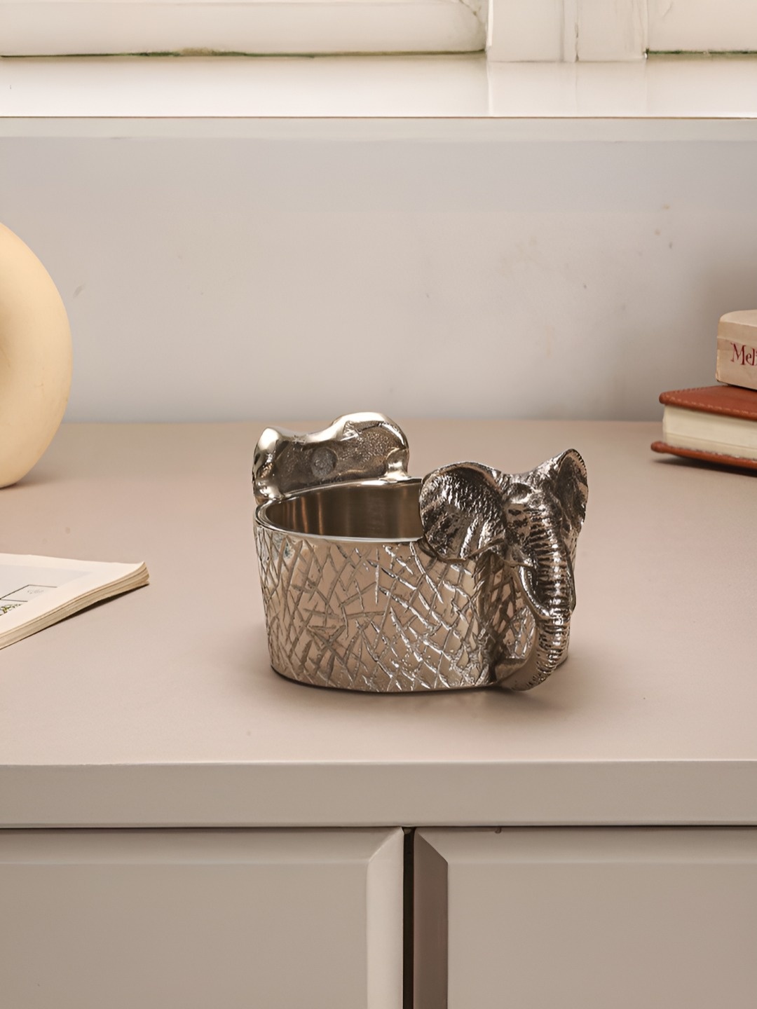 

Troveas Silver-Toned Bottle Holder