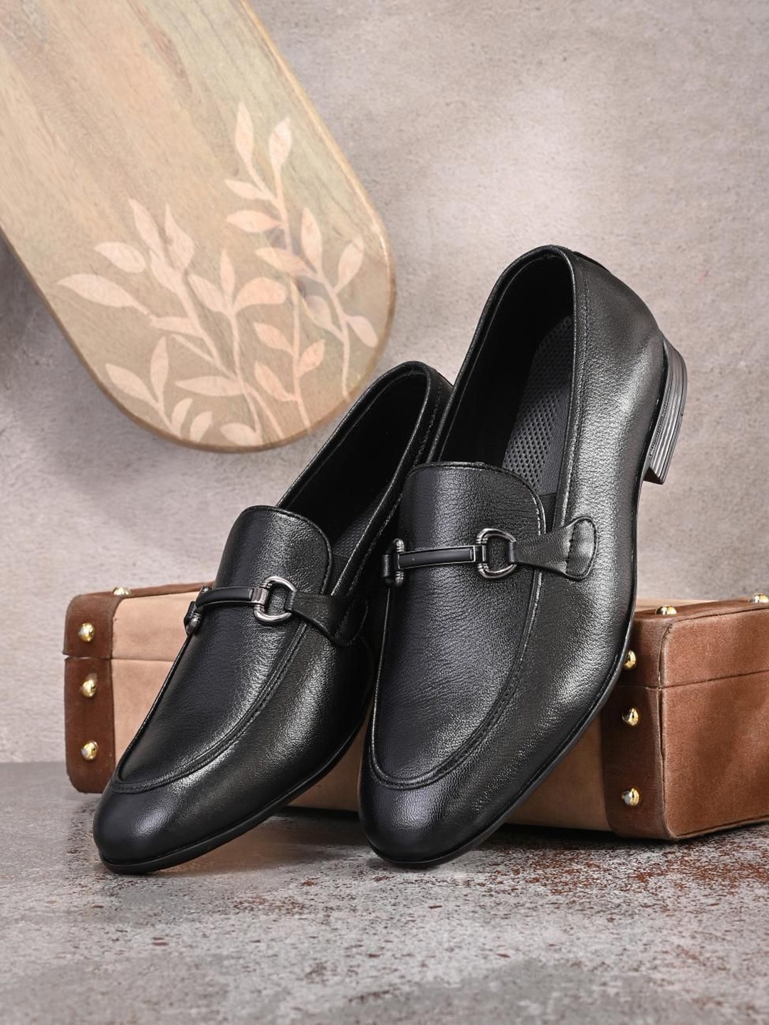 

Egoss Men Textured Leather Formal Loafers, Black