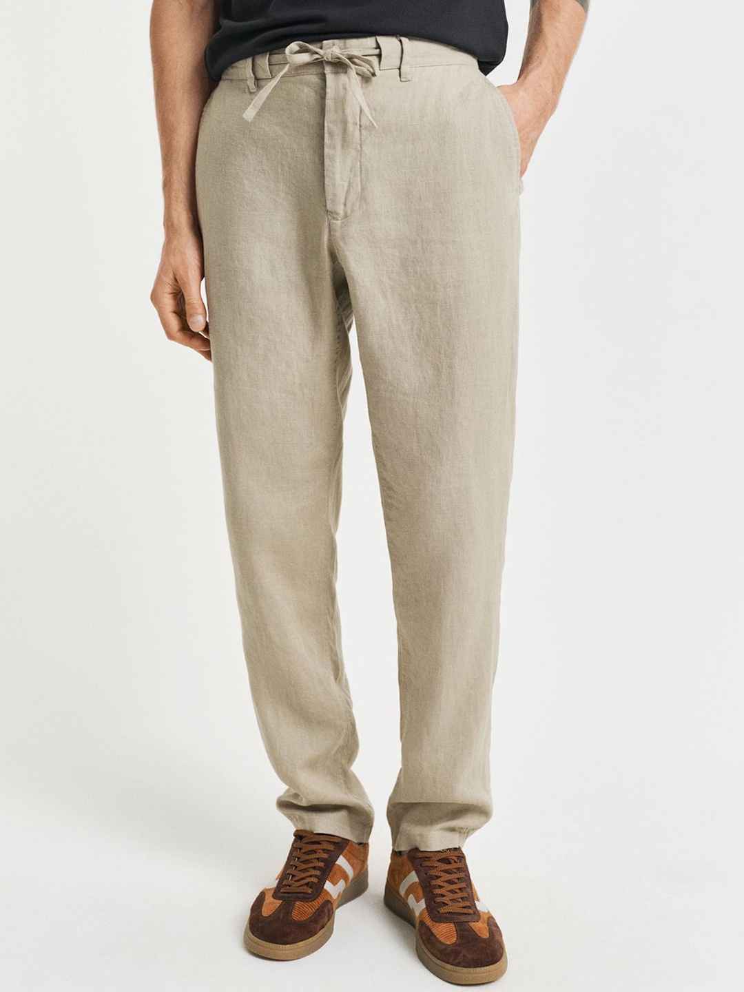 

GANT Men Relaxed Fit Linen Drawstring Mid Rise Trousers, Beige