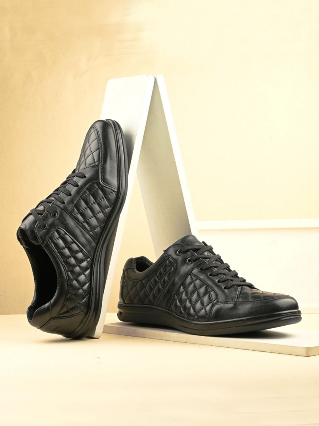 

CARLO ROMANO Men Textured Lightweight Leather Lace-Up Sneakers, Black