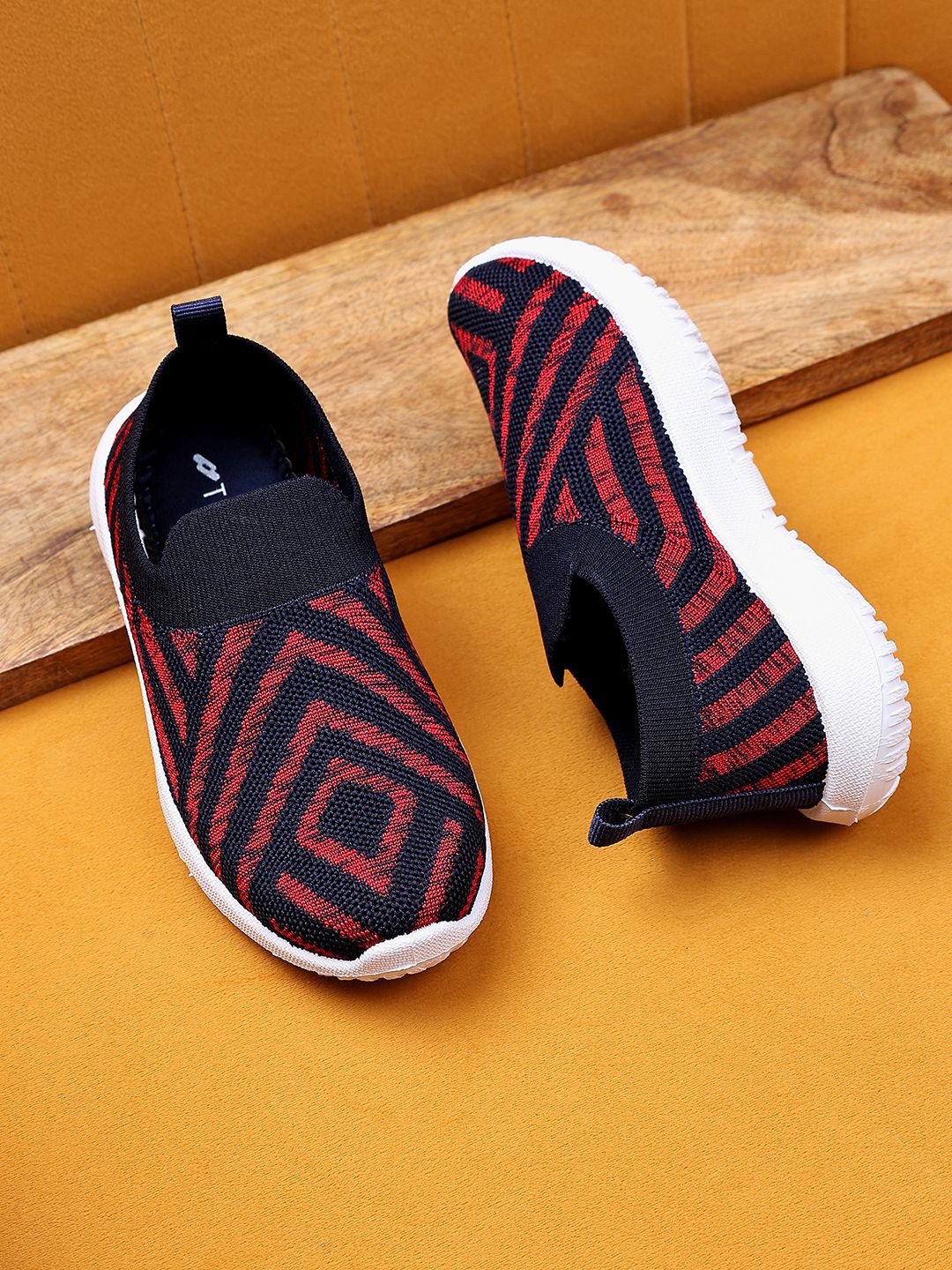 

TRASE Boys Slip-On Running Shoes, Red