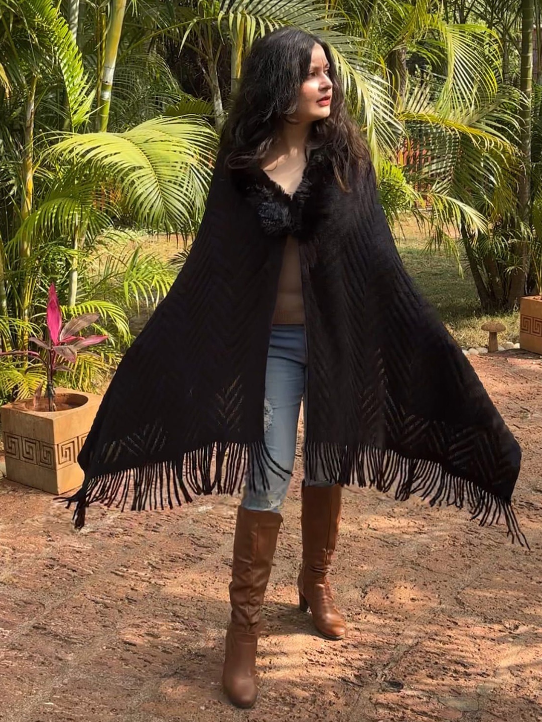 

Stole & Yarn Chevron Fur Collar Poncho- 130, Black