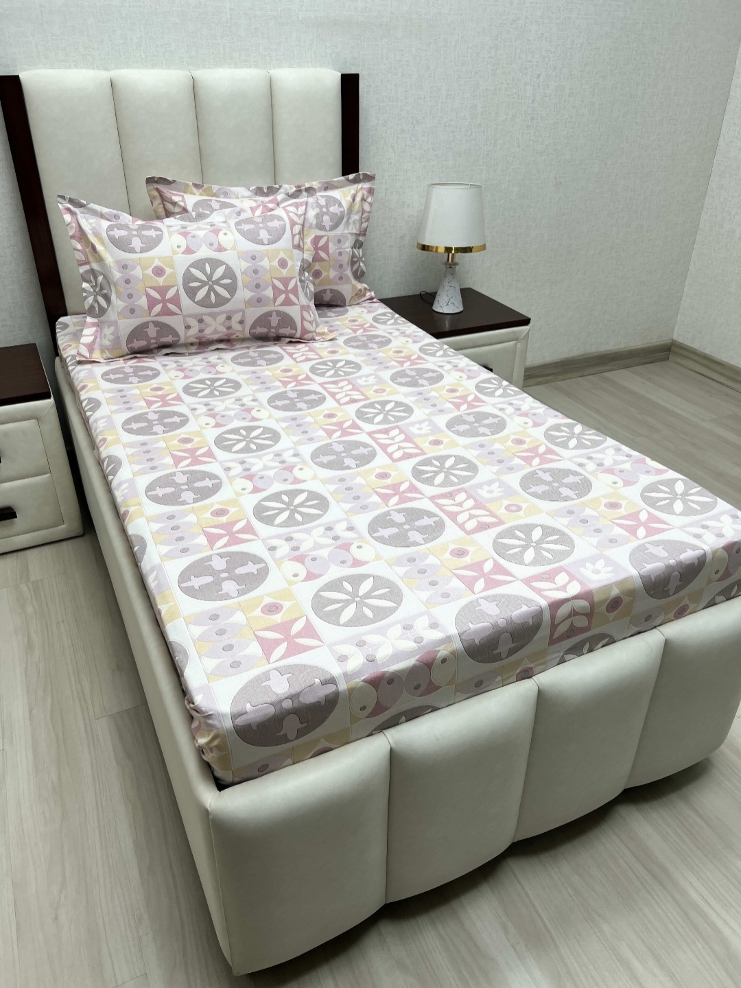 

Pure Decor Lounge Red Floral Printed Pure Cotton 240 TC Single Bedsheet Set 2.36 x 1.73 m, White