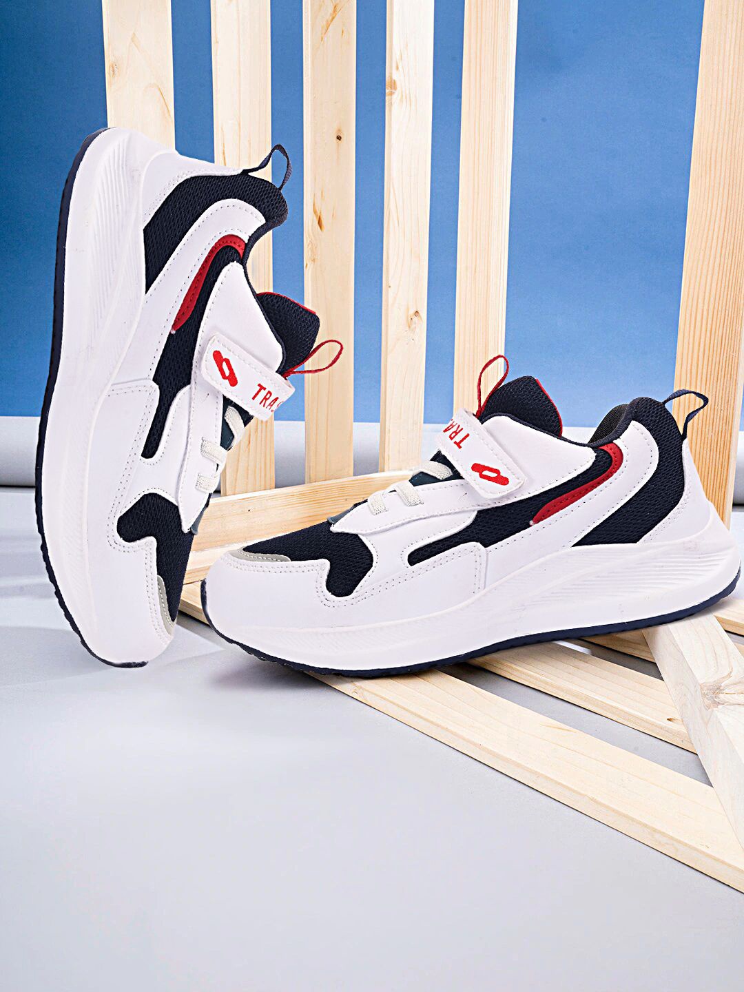 

TRASE Boys Colourblocked Running Shoes, White