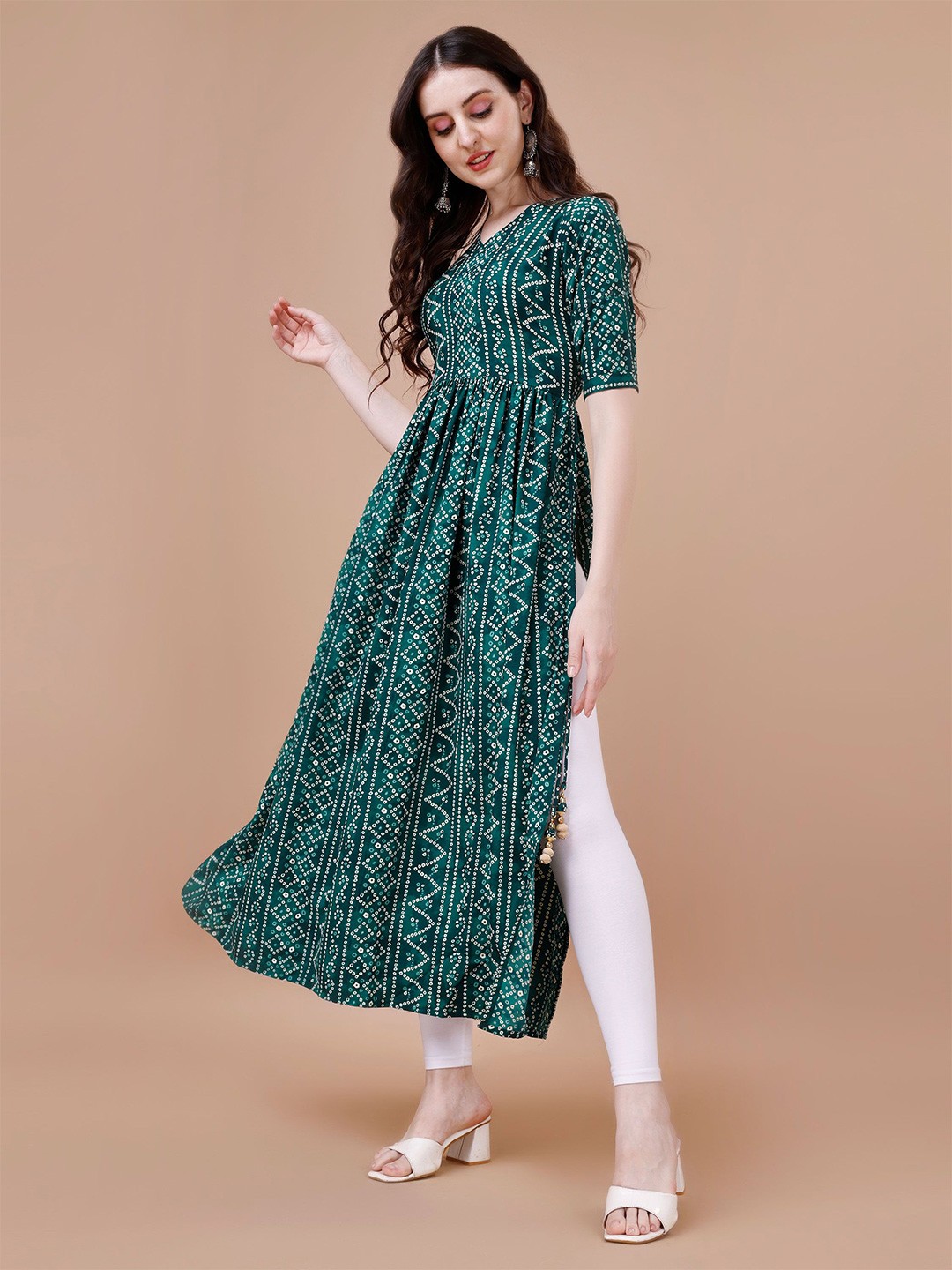 

Glomee Bandhani Printed V-Neck High Slit Straight Kurta, Green