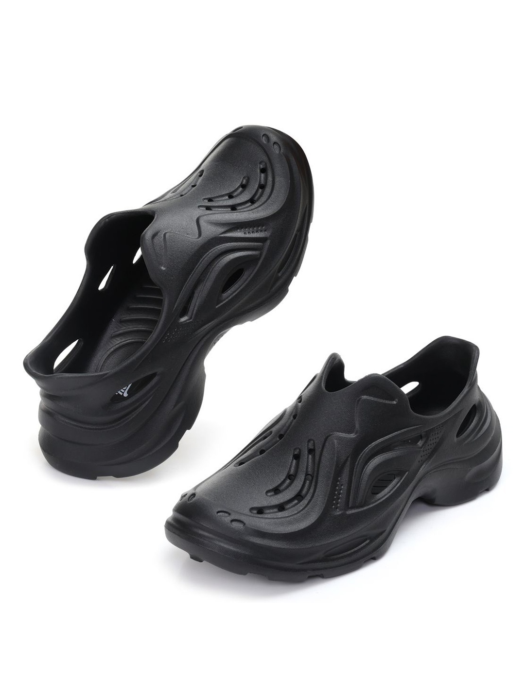 

The Roadster Lifestyle Co Men Casual Self Design Clogs, Black