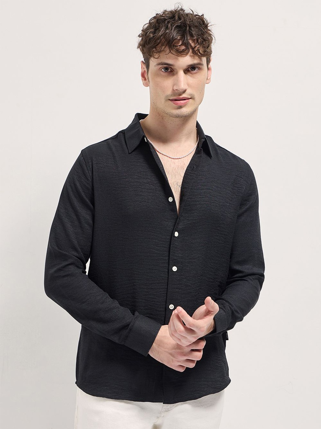 

THE BEAR HOUSE Men Spread Collar Slim Fit Solid Casual Shirt, Black