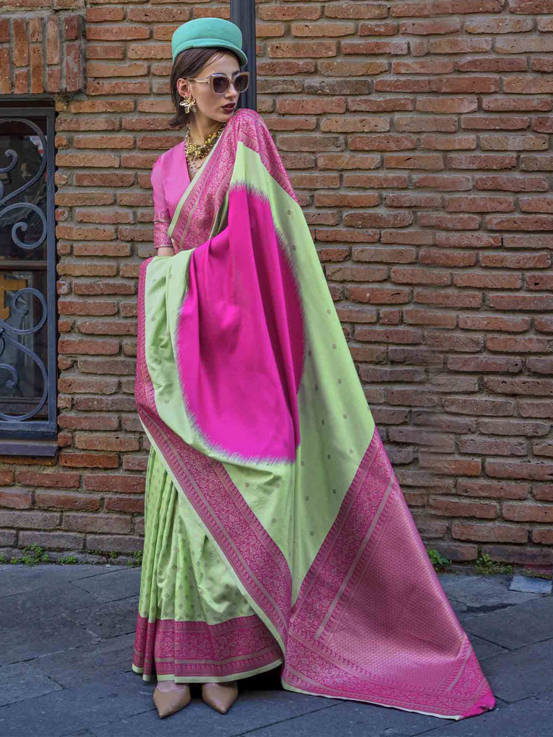 

KIMISHA Woven Design Zari Handloom Saree, Green
