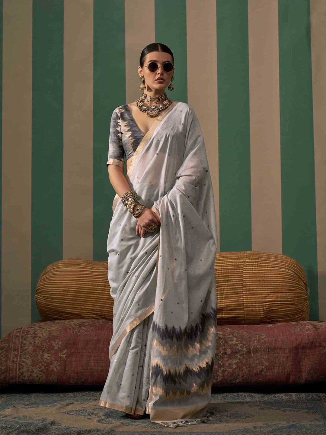 

KIMISHA Woven Design Zari Saree, Grey