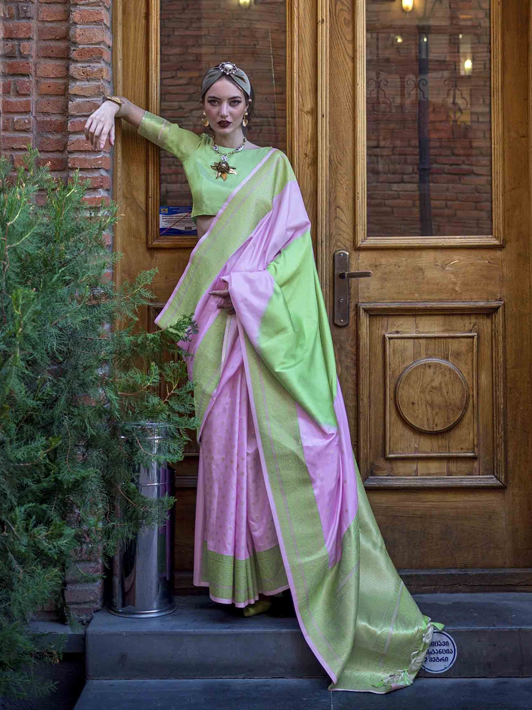 

KIMISHA Woven Design Zari Saree With Blouse Piece, Lavender