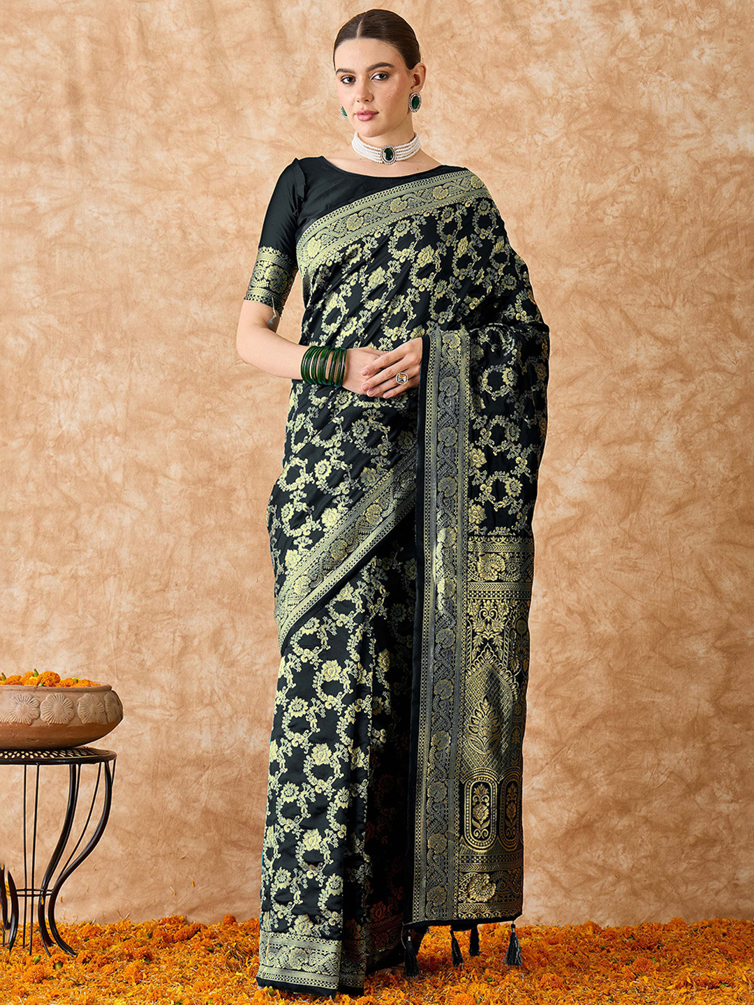 

HERE&NOW Woven Design Zari Silk Blend Banarasi Saree, Black