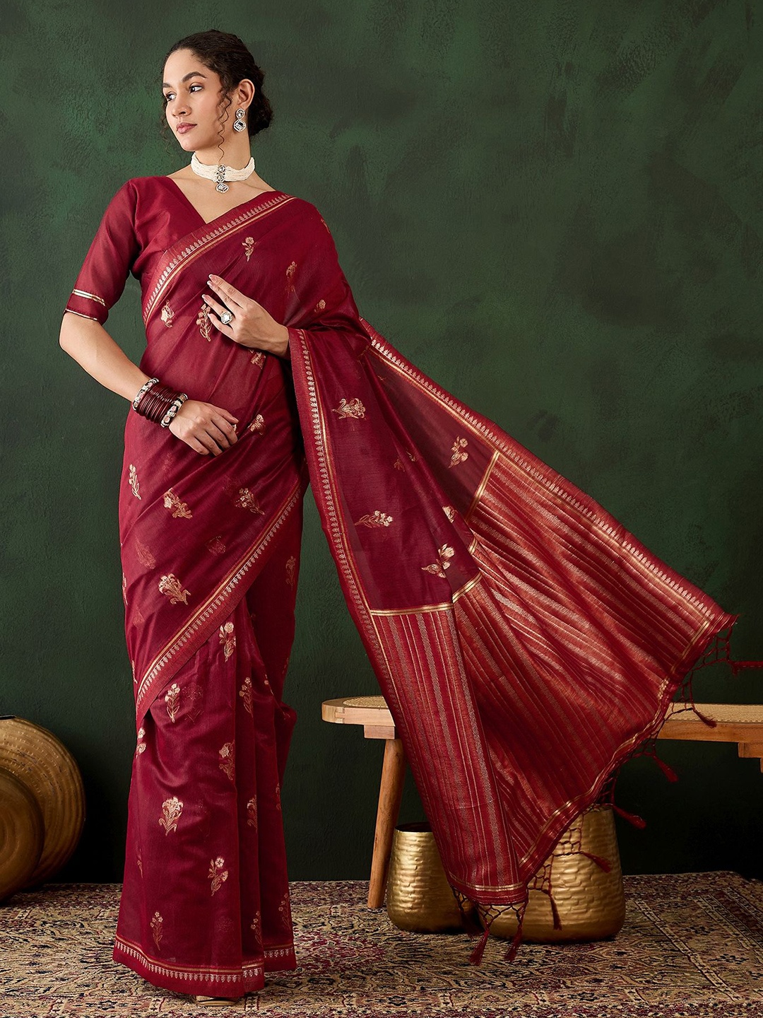 

HERE&NOW Embellished Zari Fusion Banarasi Saree, Red