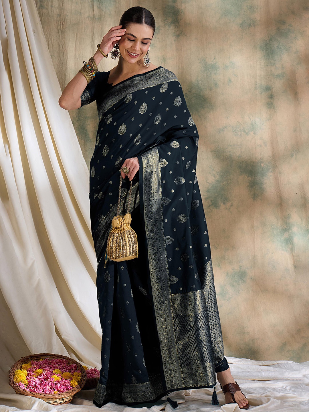 

HERE&NOW Woven Design Zari Banarasi Saree, Black