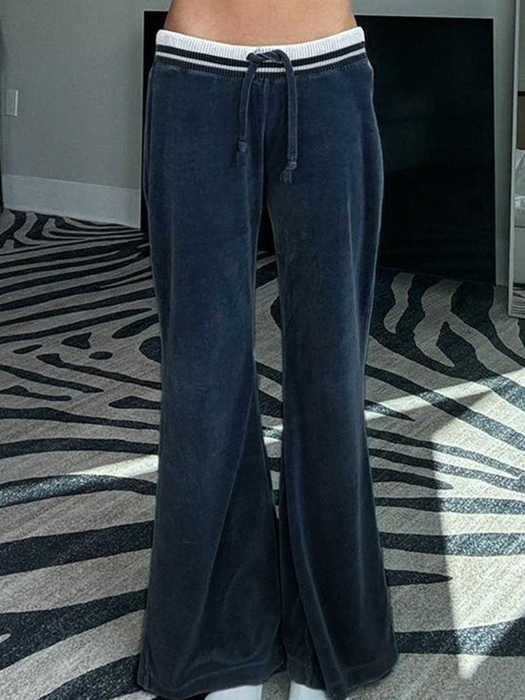 

LULU & SKY Women Flared Wide Leg Mid-Rise Trousers, Navy blue